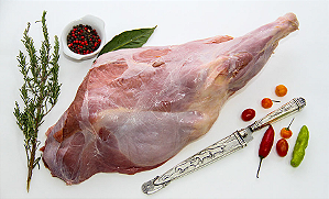 O pernil de vitelo, congelado, é uma excelente opção para quem busca uma carne macia, suculenta e cheia de sabor. O vitelo é um tipo de carne mais jovem e mais suave do que a carne de boi adulta, o que a torna ideal para ser assado