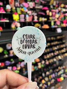 ENFEITE DE CHIMARRÃO PLAQUINHA CUIA E BOMBA E ERVA E ÁGUA QUENTE
