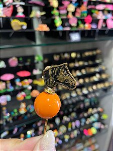 ENFEITE DE CHIMARRÃO PÉROLA LARANJA CAVALO CRIOULO