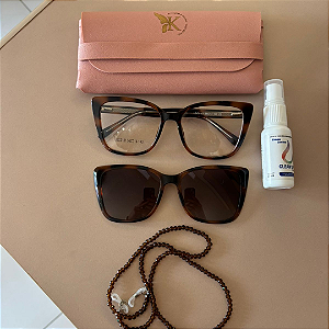 Kit Verão 🌴 - Clipon Camile marrom estampado + Cordão + Limpa lentes – por R$199,00