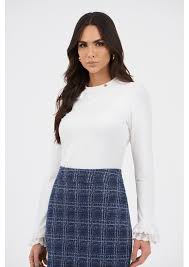 Blusa Off White Em Malha Com Detalhe De Renda