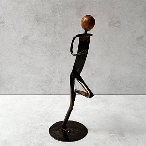 Escultura "Corredor" em Ferro com Cabeça de Madeira – Arte em Movimento
