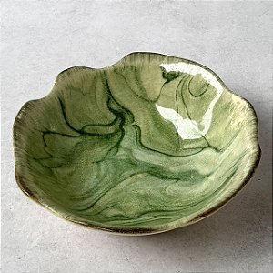 Bowl de cerâmica com bordas onduladas