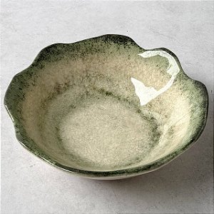 Bowl de cerâmica com bordas onduladas
