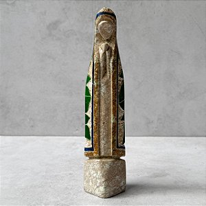 Santa Pedra Sabão Bordada Verde, Azul e Vermelha - 24cm