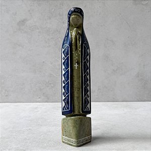 Santa Pedra Sabão Bordada Azul - 25cm