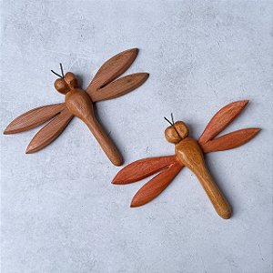 Dupla de Libélulas Decorativas em Madeira