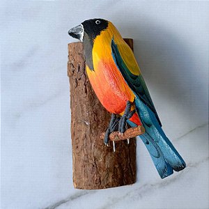 Pássaro Colorido com rabo azul de Madeira no Galho