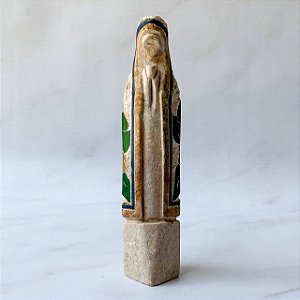 Santa Pedra Sabão Bordada Verde, Azul e Mostarda - 24cm