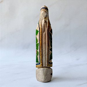 Santa Pedra Sabão Bordada Verde, Vermelho e Mostarda - 24cm