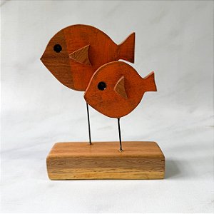 Escultura de Peixes em Madeira