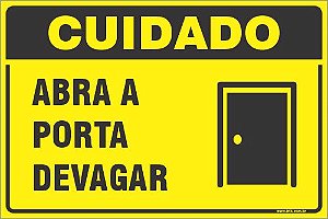 Placa de cuidado abra a  porta devagar