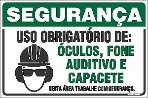 Placa de segurança uso obrigatório de: óculos, fone  auditivo e capacete nesta área trabalhe com segurança.
