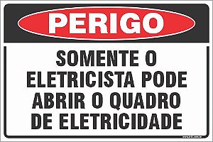 Placa de perigo somente o eletricista pode abrir o quadro de eletricidade