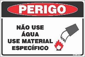 Placa de perigo não use água use material específico