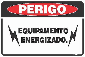 Placa de perigo equipamento  energizado.