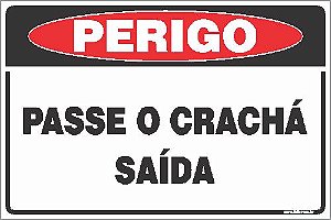 Placa de perigo passe o crachá saída