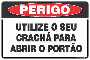 Placa de perigo utilize o seu crachá para abrir o portão