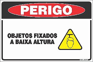 Placa de perigo objetos fixados a baixa altura