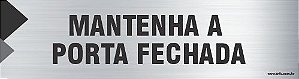 Placa de identificação mantenha a porta fechada