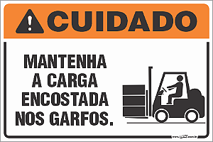 Placa de cuidado mantenha a carga encostada nos garfos.