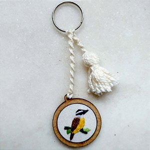 Bem-te-vi - chaveiro Pássaros Caparaó bordado e macramê