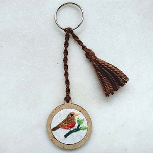 Sabiá-laranjeira - chaveiro Pássaros Caparaó bordado e macramê