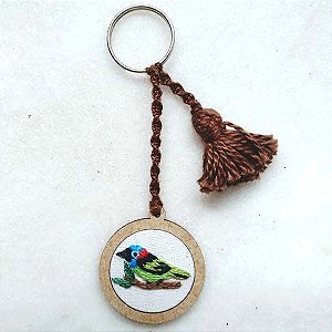 Saíra-militar - chaveiro Pássaros Caparaó bordado e macramê