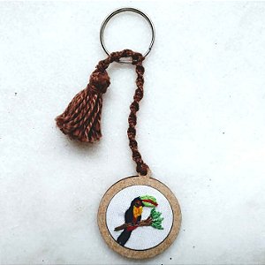 Tucano-de-bico-verde - chaveiro Pássaros Caparaó bordado e macramê