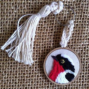 Saíra-apunhalada 2 - chaveiro Pássaros Caparaó bordado e macramê
