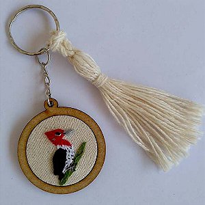 Pica-pau-rei - chaveiro Pássaros Caparaó bordado e macramê