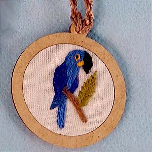 Arara-azul - pingente bordado Pássaros Caparaó cordão torcido