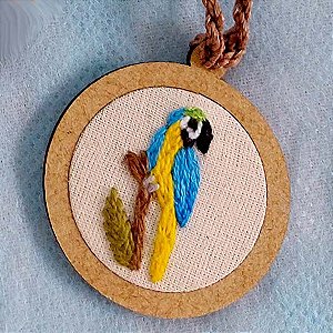 Arara-canindé - pingente bordado Pássaros Caparaó cordão torcido