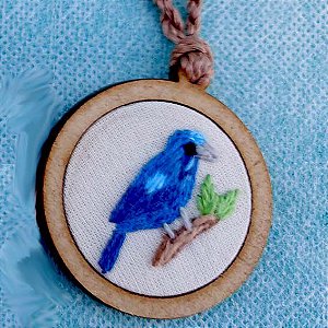 Azulão - pingente bordado Pássaros Caparaó cordão torcido