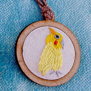 Calopsita - pingente bordado Pássaros Caparaó cordão torcido