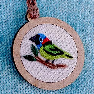 Saíra-militar - pingente bordado Pássaros Caparaó cordão torcido