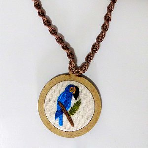 Arara-azul - pingente bordado Pássaros Caparaó cordão macramê