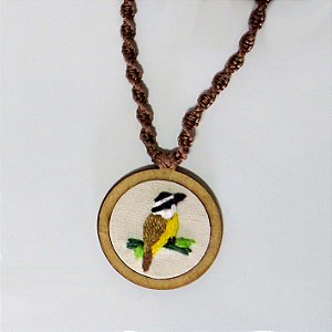 Bem-te-vi - pingente bordado Pássaros Caparaó cordão macramê