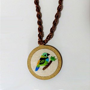 Saíra-sete-cores - pingente bordado Pássaros Caparaó cordão macramê