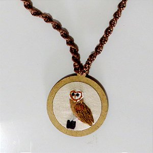 Suindara - pingente bordado Pássaros Caparaó cordão macramê