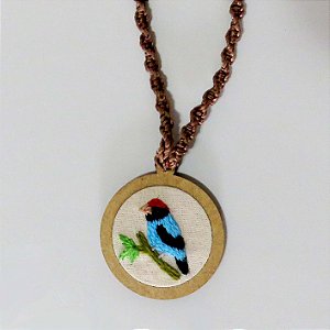 Tangará - pingente bordado Pássaros Caparaó cordão macramê