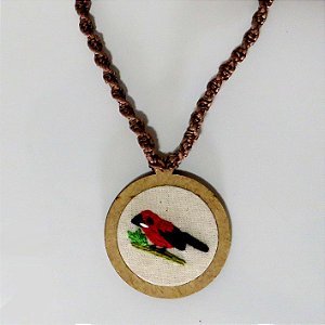 Tiê-sangue - pingente bordado Pássaros Caparaó cordão macramê