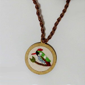 Topetinho-vermelho - pingente bordado Pássaros Caparaó cordão macramê