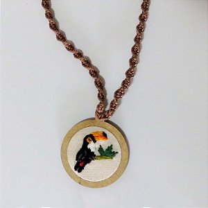 Tucanuçu - pingente bordado Pássaros Caparaó cordão macramê