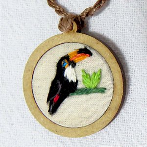 Tucanuçu - pingente bordado Pássaros Caparaó cordão torcido