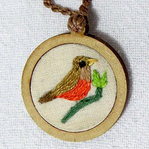 Sabiá-laranjeira - pingente bordado Pássaros Caparaó cordão torcido