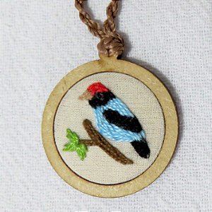 Tangará - pingente bordado Pássaros Caparaó cordão torcido