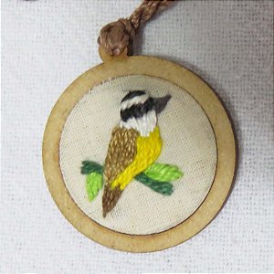 Bem-te-vi - pingente bordado Pássaros Caparaó cordão torcido