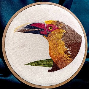 Araçari-banana - Bordado a Mão em Bastidor - Entre Amigas