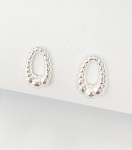 Brinco oval trabalhado